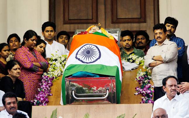jayalalithaademise:presidentpayhomagetoamma